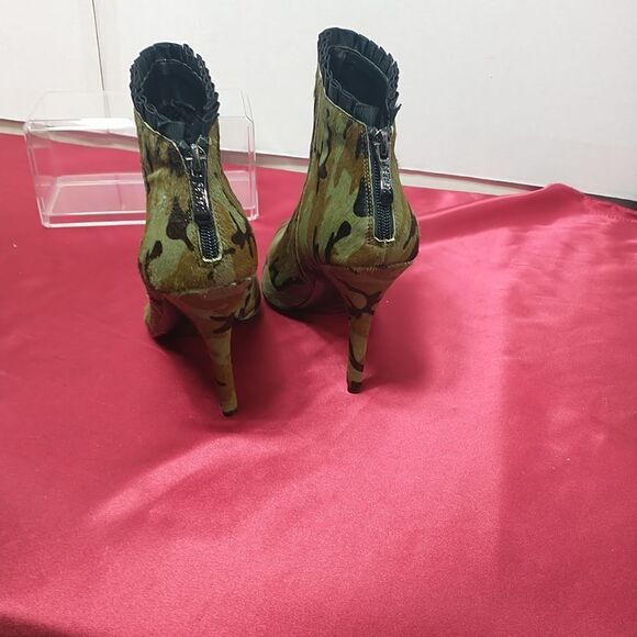 Betsey Johnson Flounce Women's SZ 10 Camo Calf Hair Upper Stiletto Booties - Picture 4 of 10